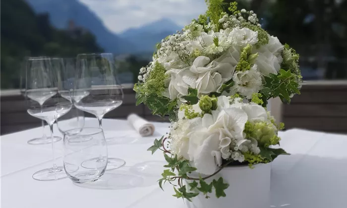 Weisse Töpfe mit BLumen.jpg